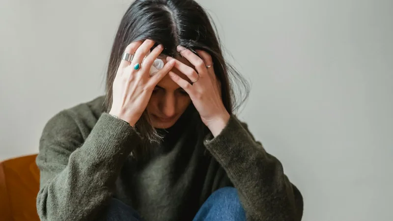 Mujer joven triste y depresiva