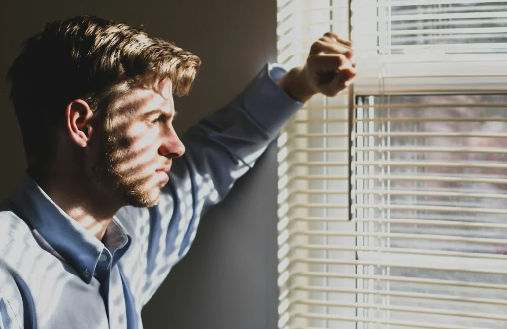 hombre pensativo y triste