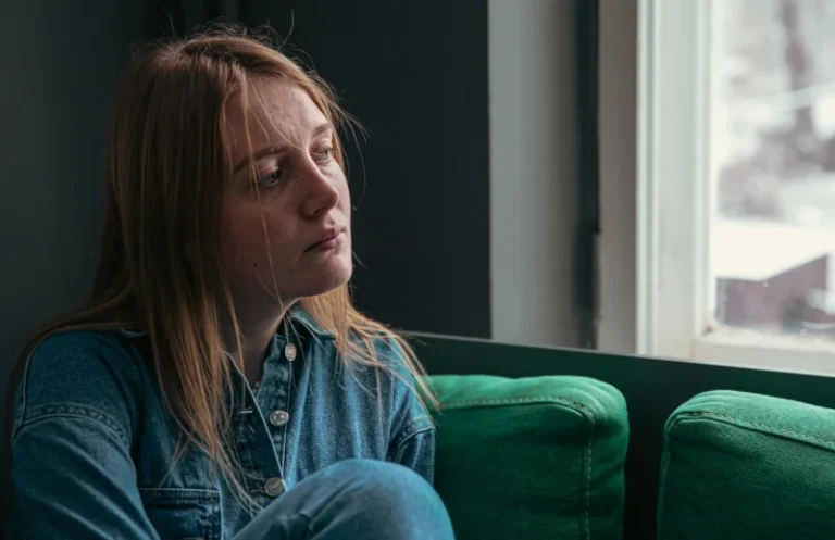 mujer joven pensativa y triste
