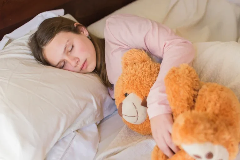 una joven durmiendo