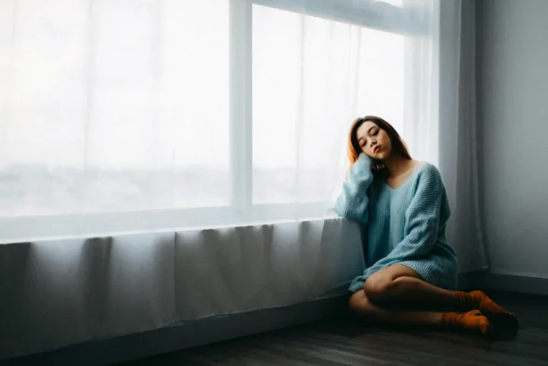 una joven pensativa y triste