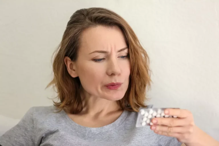 mujer leyendo instrucciones de las pastillas