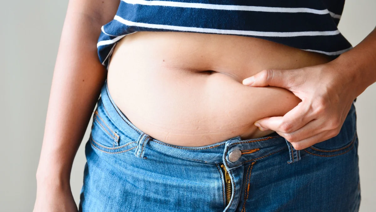 cuerpo femenino con sobrepeso