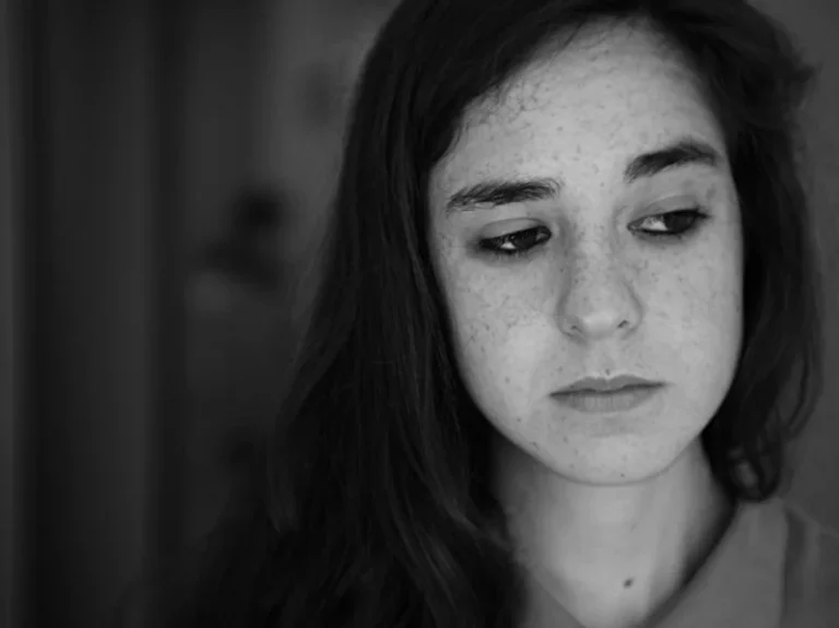 mujer joven con síntomas de depresión
