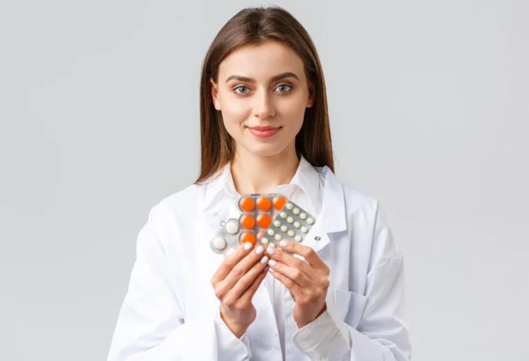 Una joven médica mostrando varias pastillas