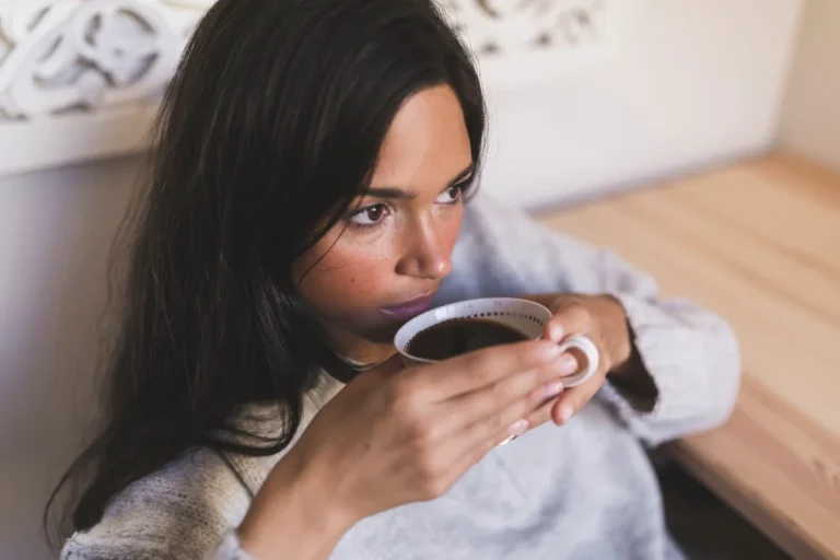 Una joven tomando café