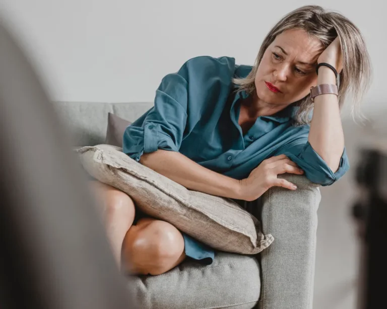 mujer en una consulta de psicoterapia
